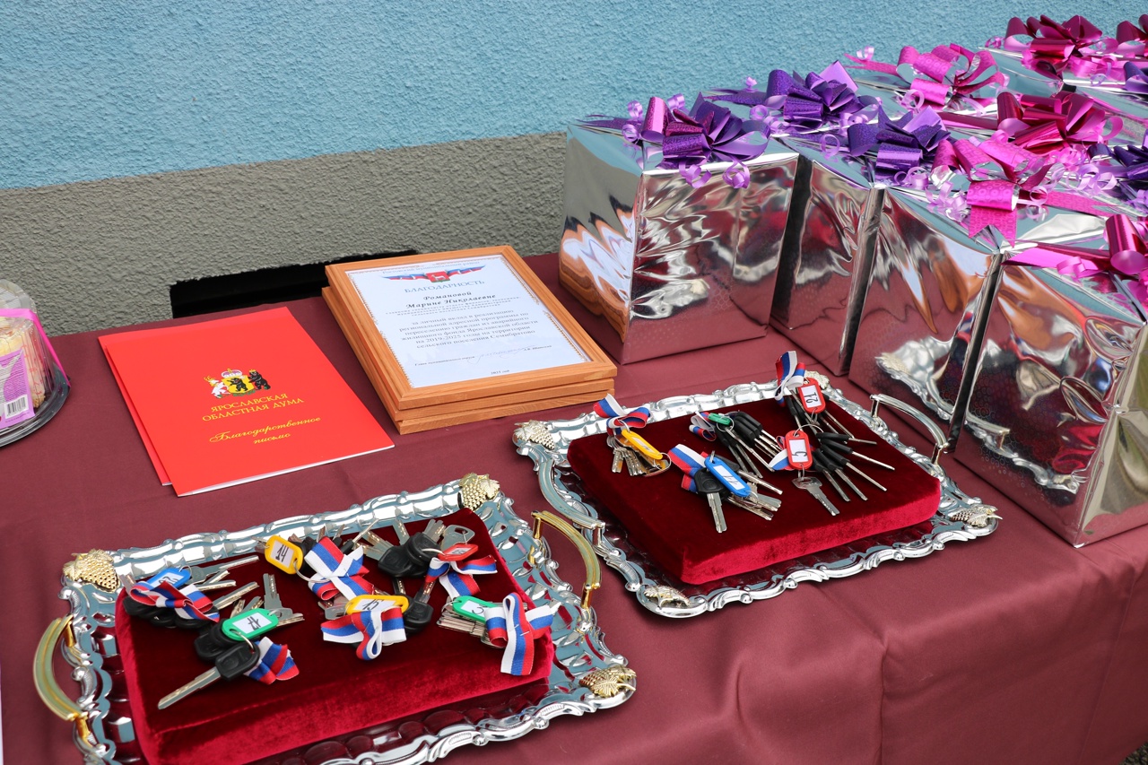 Жители поселка Семибратово получили ключи от новых квартир