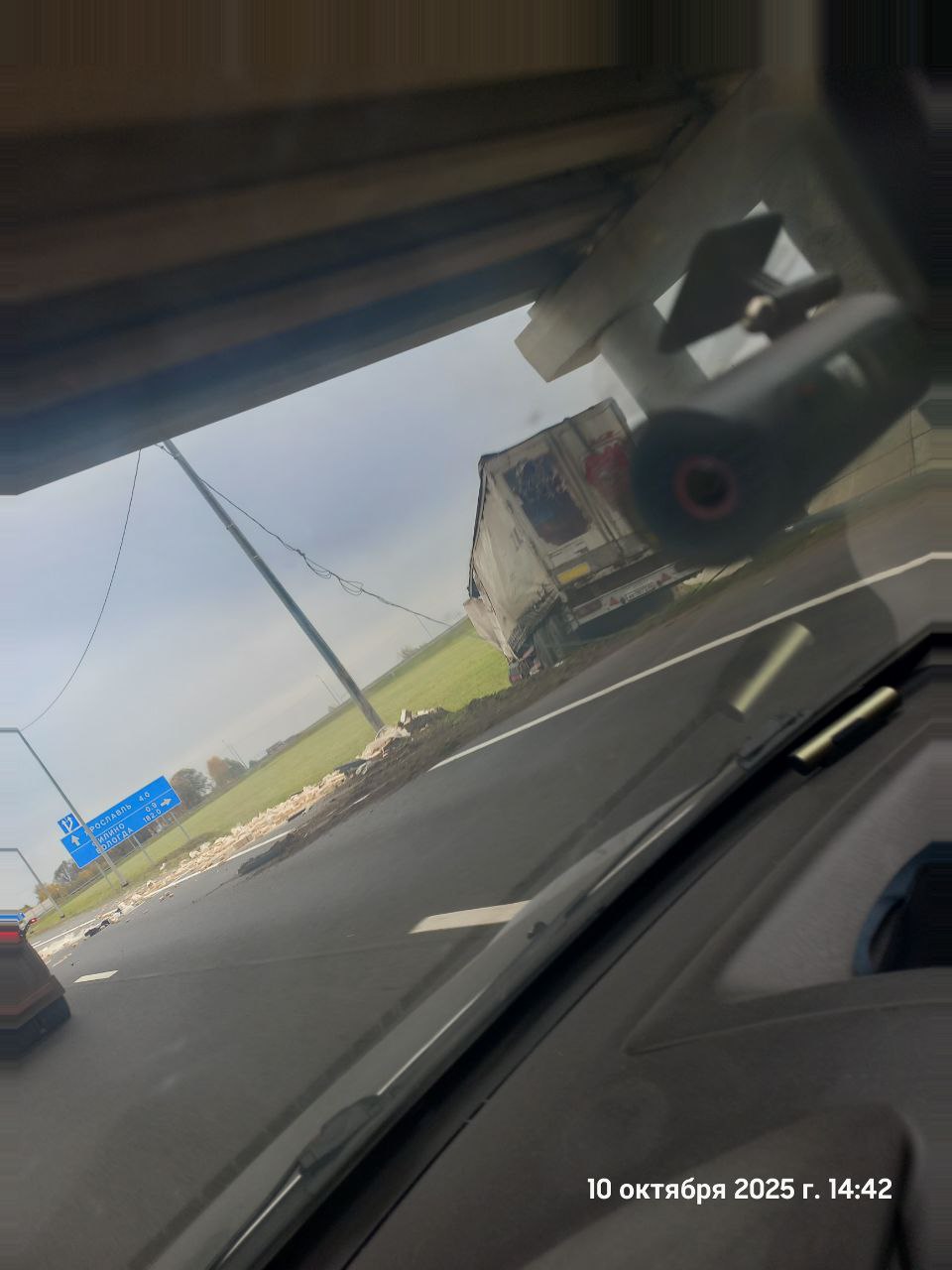 В Ярославской области на федеральной трассе фура съехала в кювет: пострадал водитель