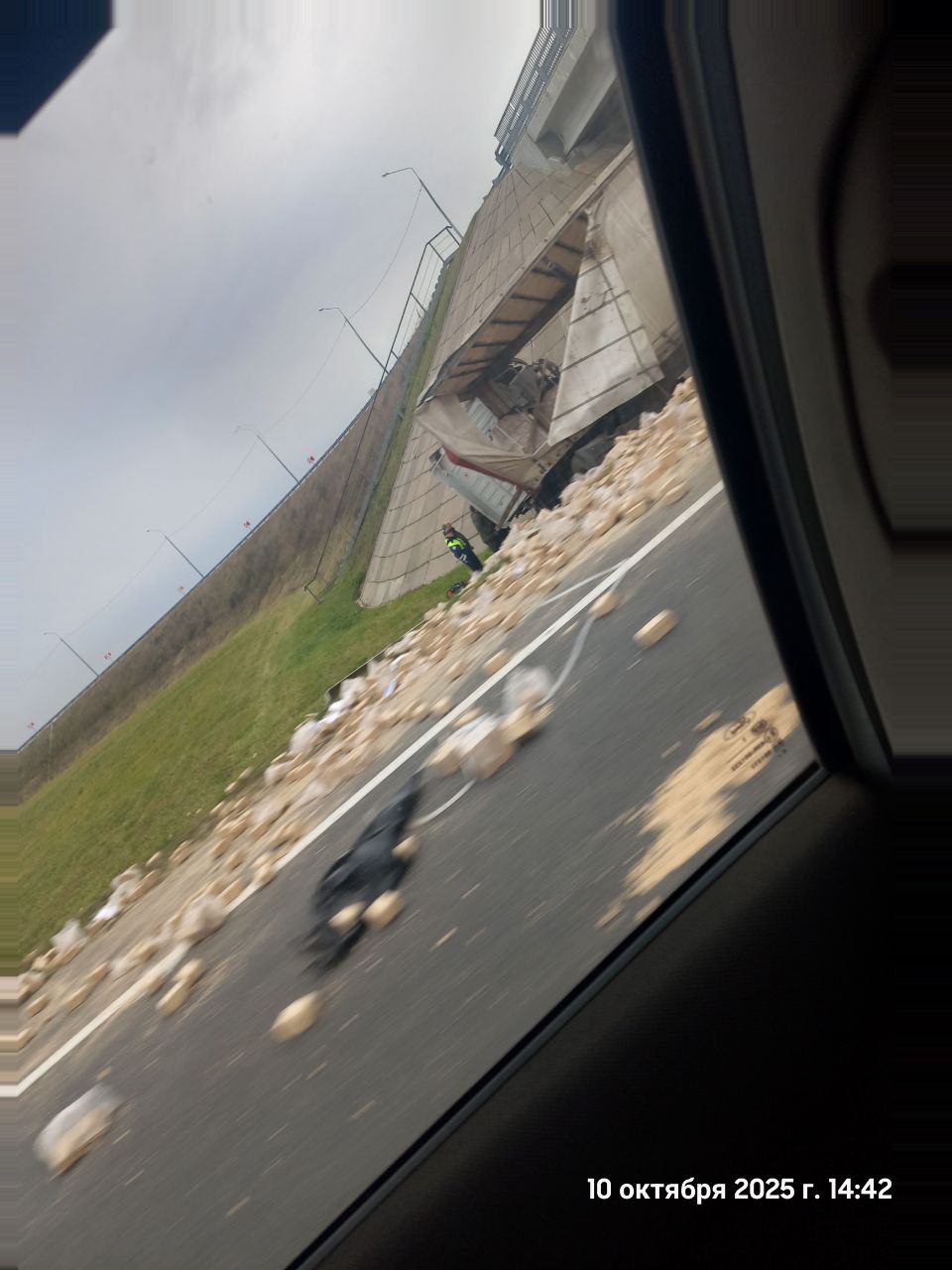 В Ярославской области на федеральной трассе фура съехала в кювет: пострадал водитель