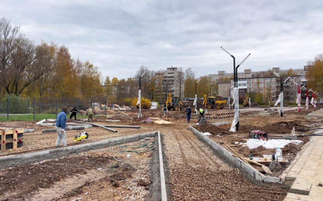 На аллее Ивана Ткаченко в Ярославле начали засеивать газон