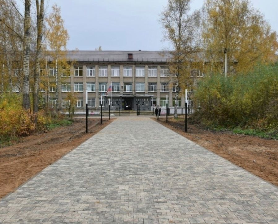 Территория у школы в Переславле-Залесском благоустроена по нацпроекту