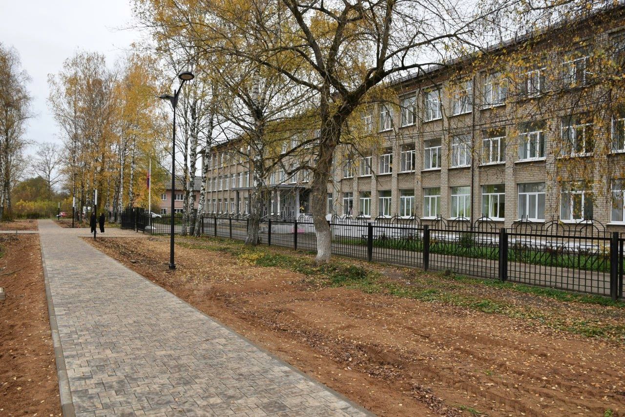 Территория у школы в Переславле-Залесском благоустроена по нацпроекту