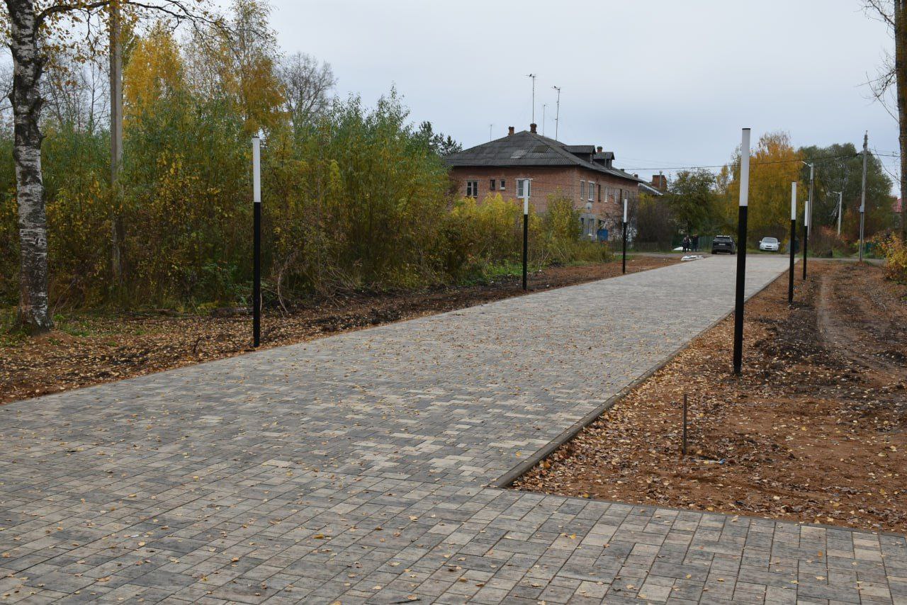 Территория у школы в Переславле-Залесском благоустроена по нацпроекту