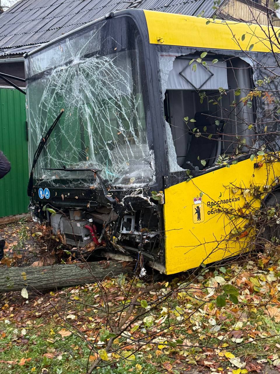 На перекрестке в Угличе столкнулись иномарка и автобус: видео