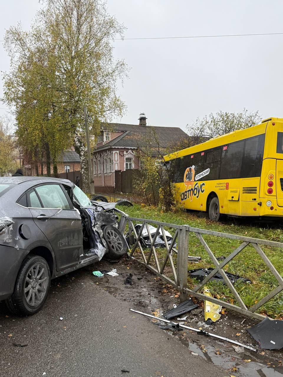 На перекрестке в Угличе столкнулись иномарка и автобус: видео