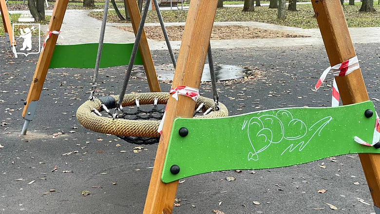 Вандалы изуродовали новые объекты в парке Ярославля