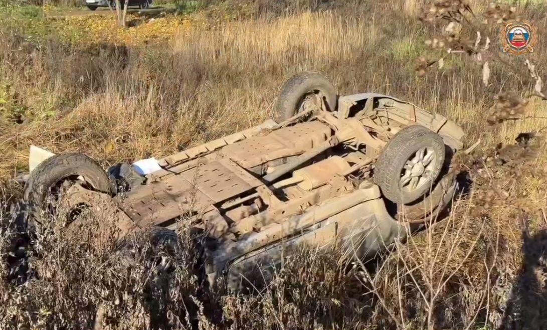 Под Ярославлем автомобиль перевернулся в кювете: водитель погиб