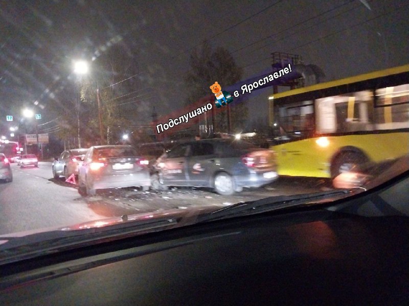 На Промышленном шоссе в Ярославле столкнулись пять иномарок и автобус