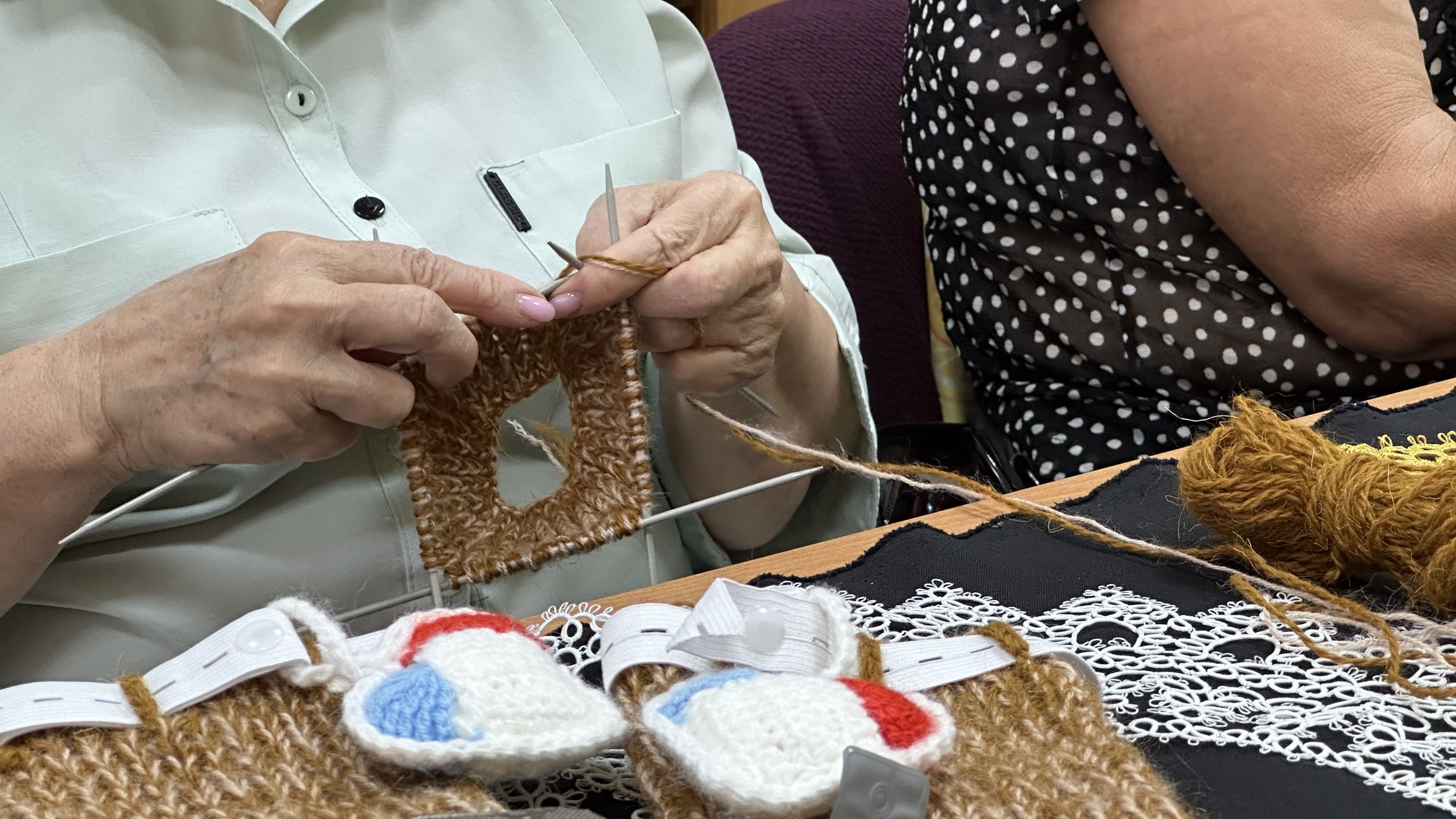 Ярославские пенсионерки вяжут специальные варежки по запросу бойцов СВО