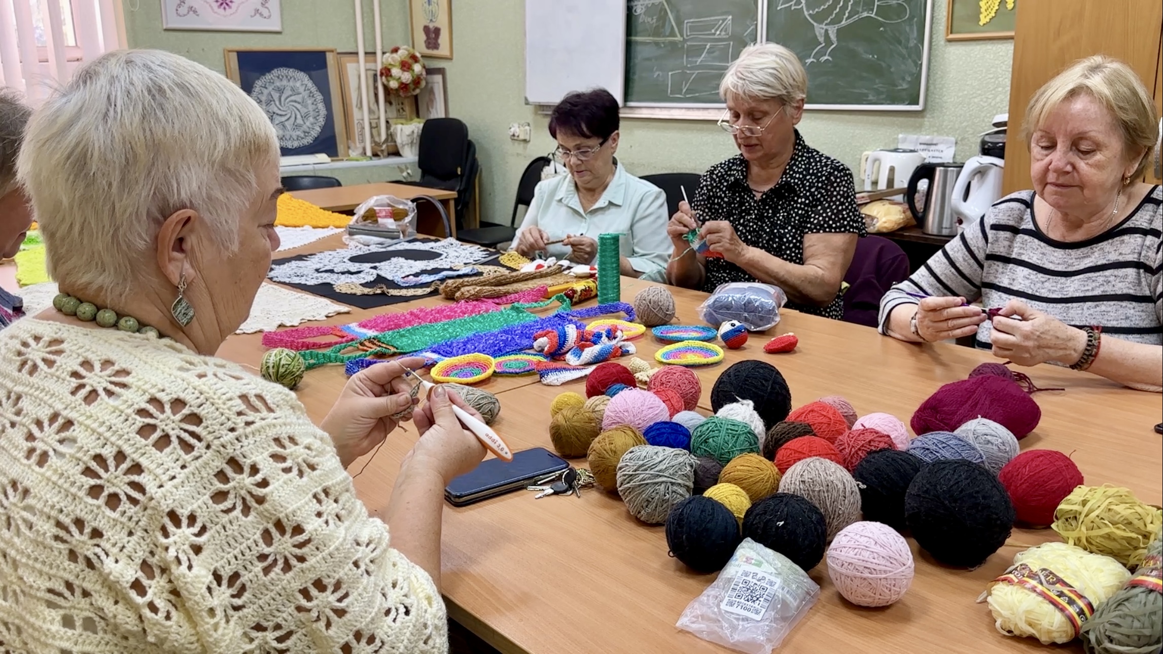 Ярославские пенсионерки вяжут специальные варежки по запросу бойцов СВО