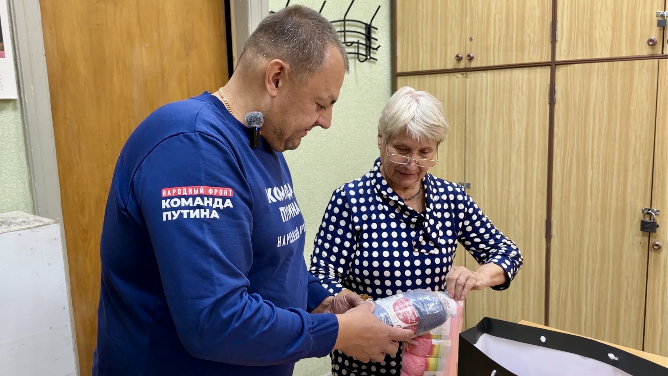 Ярославские пенсионерки вяжут специальные варежки по запросу бойцов СВО