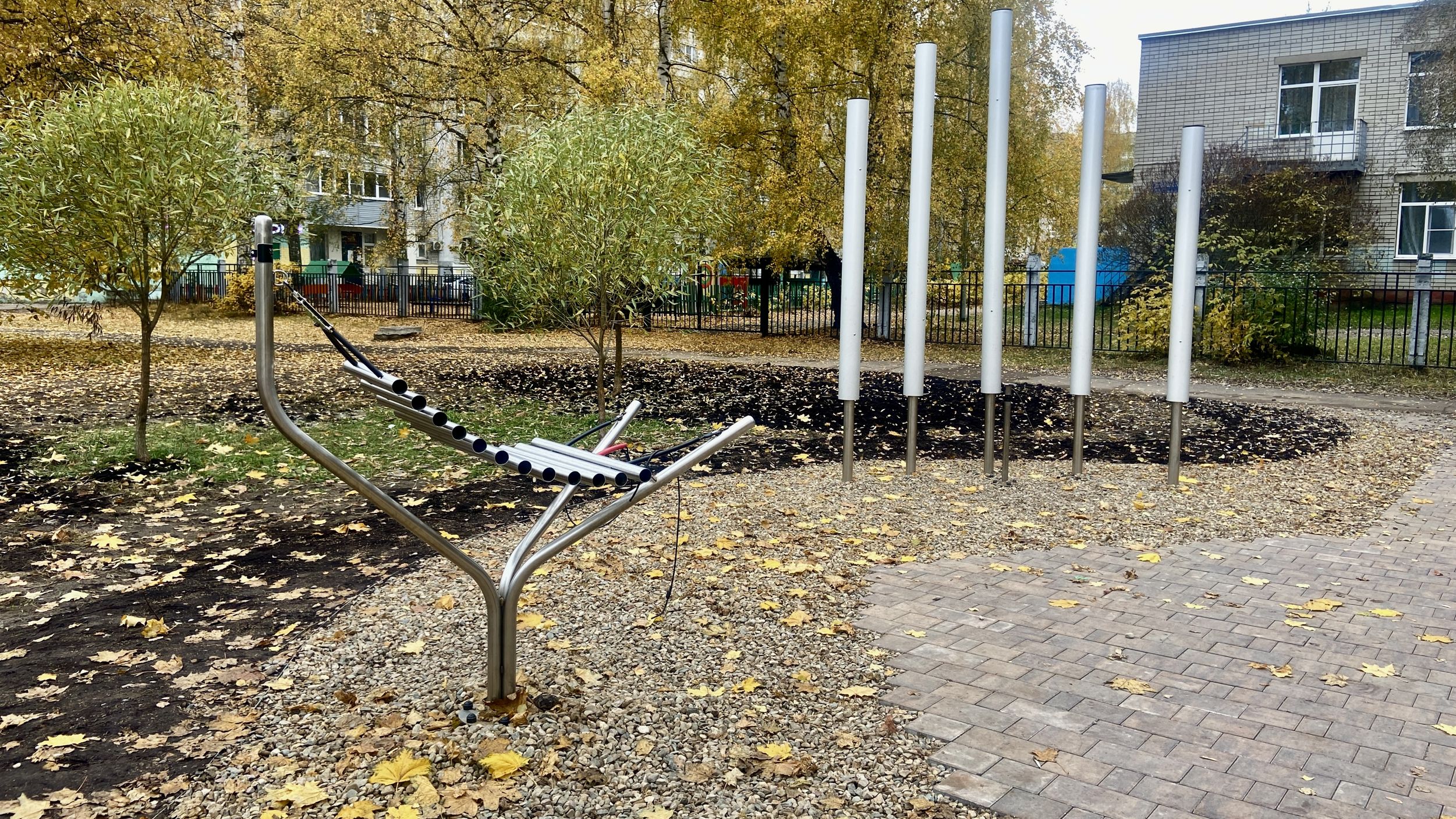 Музыкальные трубы и «поющая грибница», установленные на детской площадке, стали причиной спора в Заволжском районе Ярославля