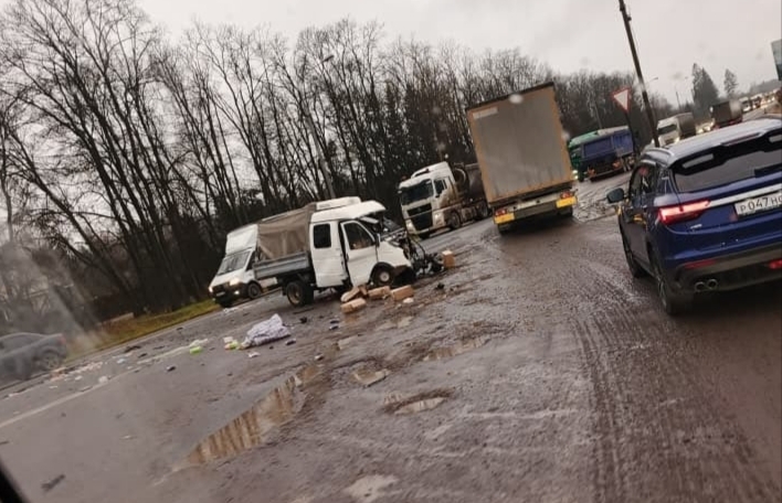 В ДТП с грузовиками под Переславлем пострадали два человека