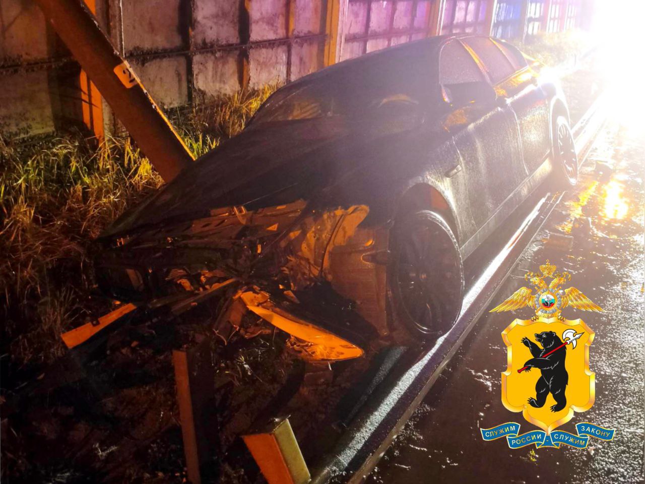 В Ярославской области мужчина пьяным врезался на угнанном БМВ в фонарный столб