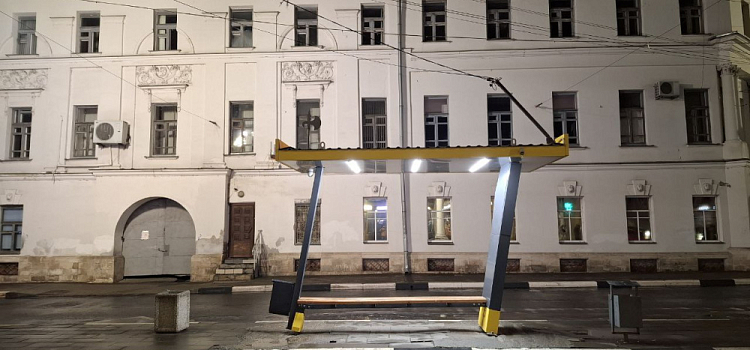 В центре Ярославля водитель врезался в новую остановку