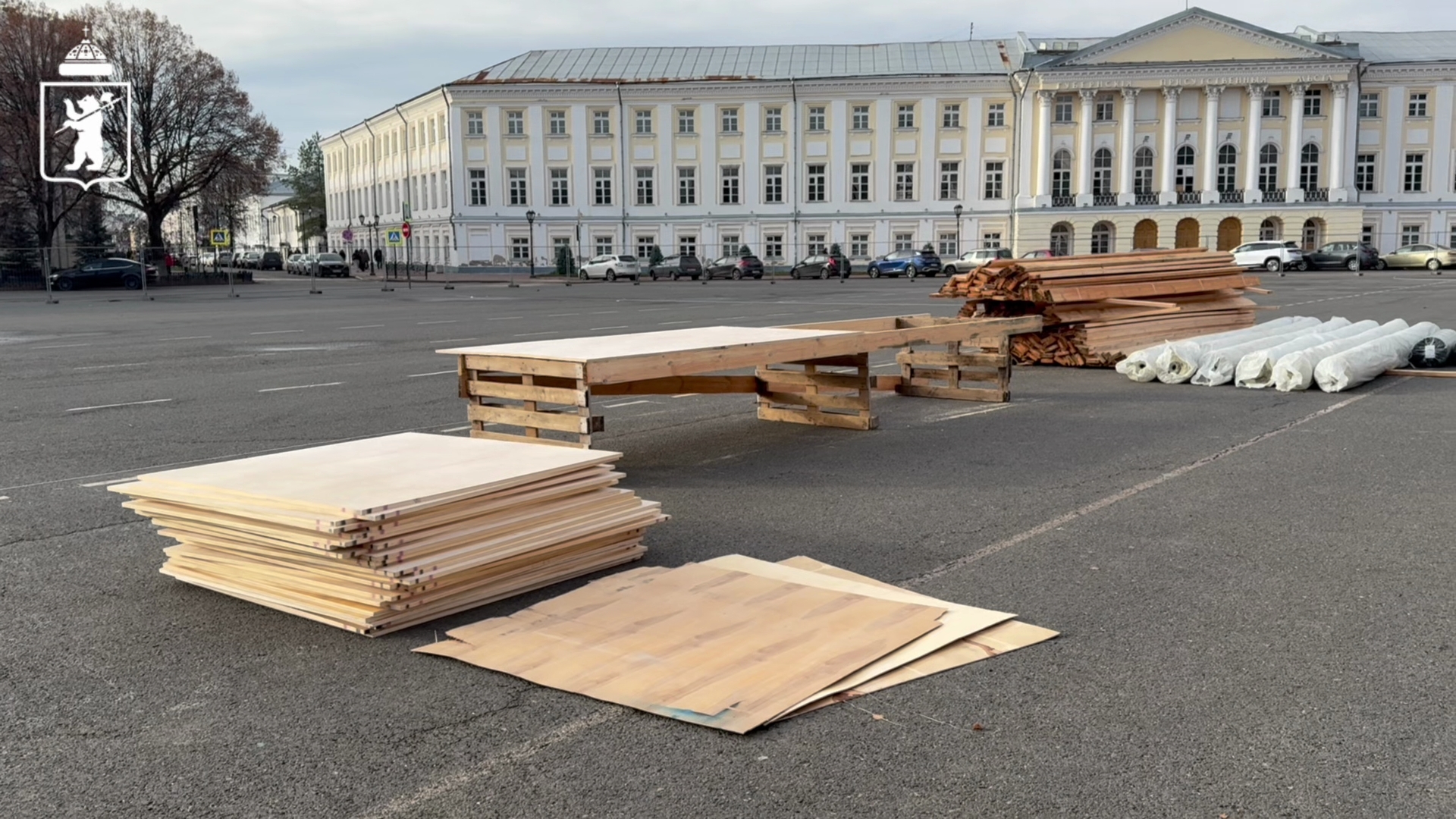 В Ярославле на Советской площади начали возводить каток