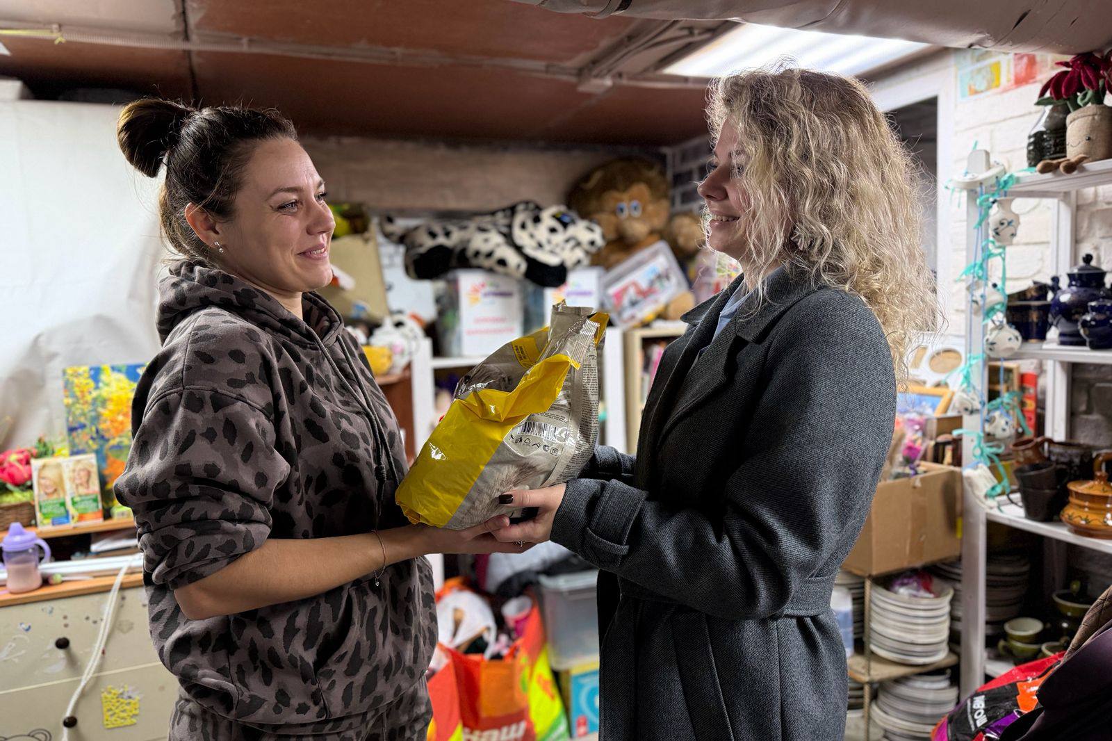 Сотрудники УФСИН по Ярославской области передали вещи для людей, оказавшихся в сложной ситуации