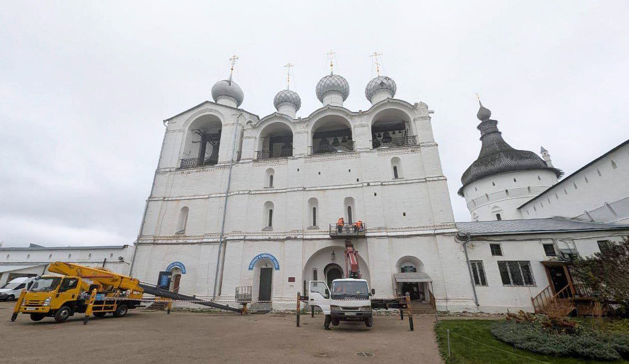 Начался монтаж подсветки Успенского собора и соборной звонницы Ростовского кремля