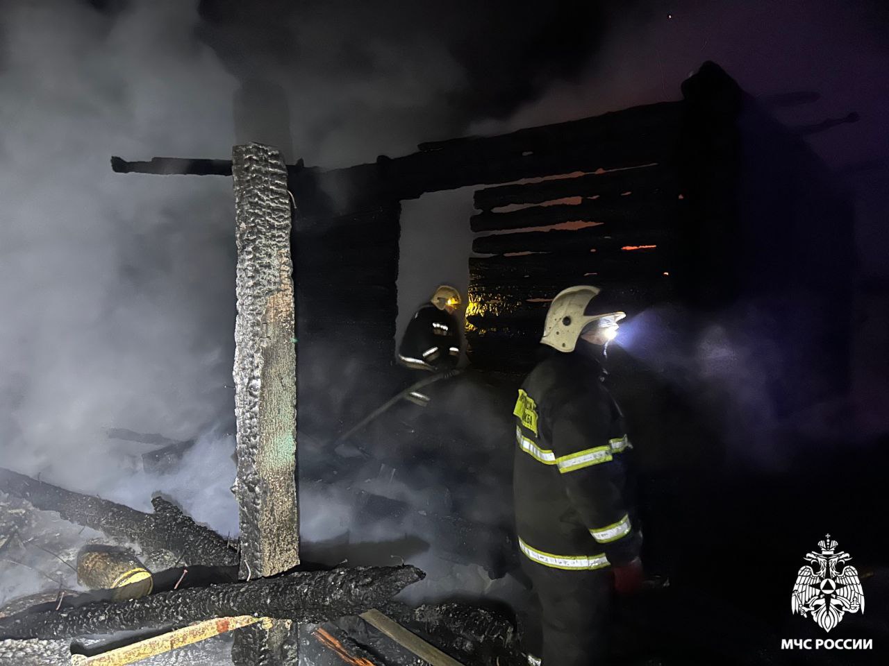 Правительство региона окажет помощь многодетной семье погорельцев из Ростовского округа