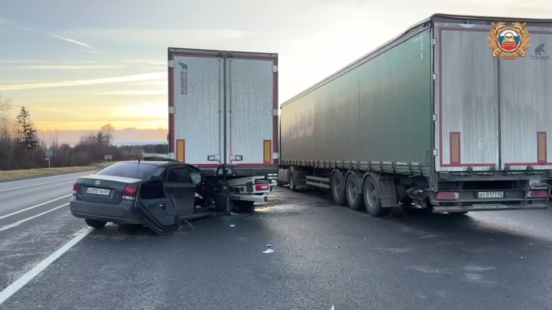 В Ярославском округе легковушка врезалась в фуру: пострадали два человека