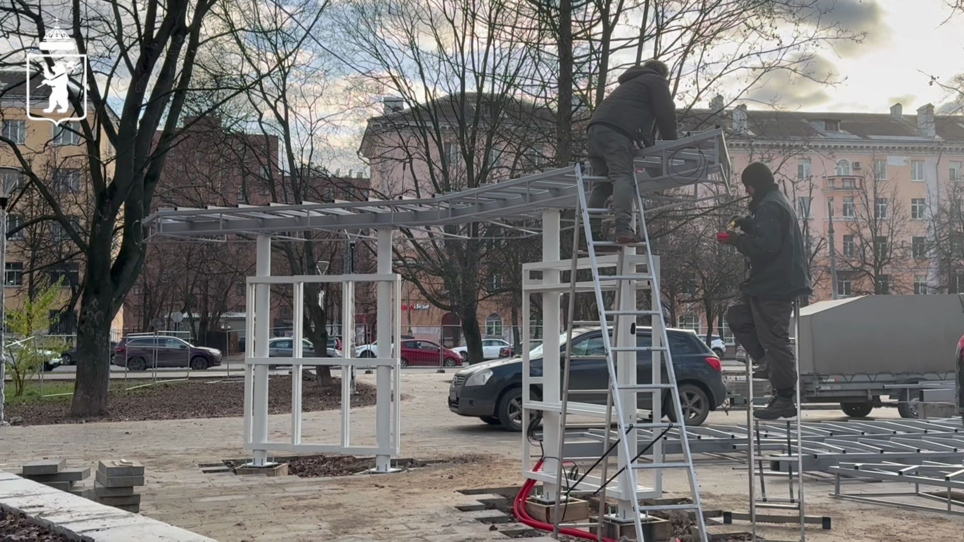 В парке Мира в Ярославле приступили к установке городской Доски почета