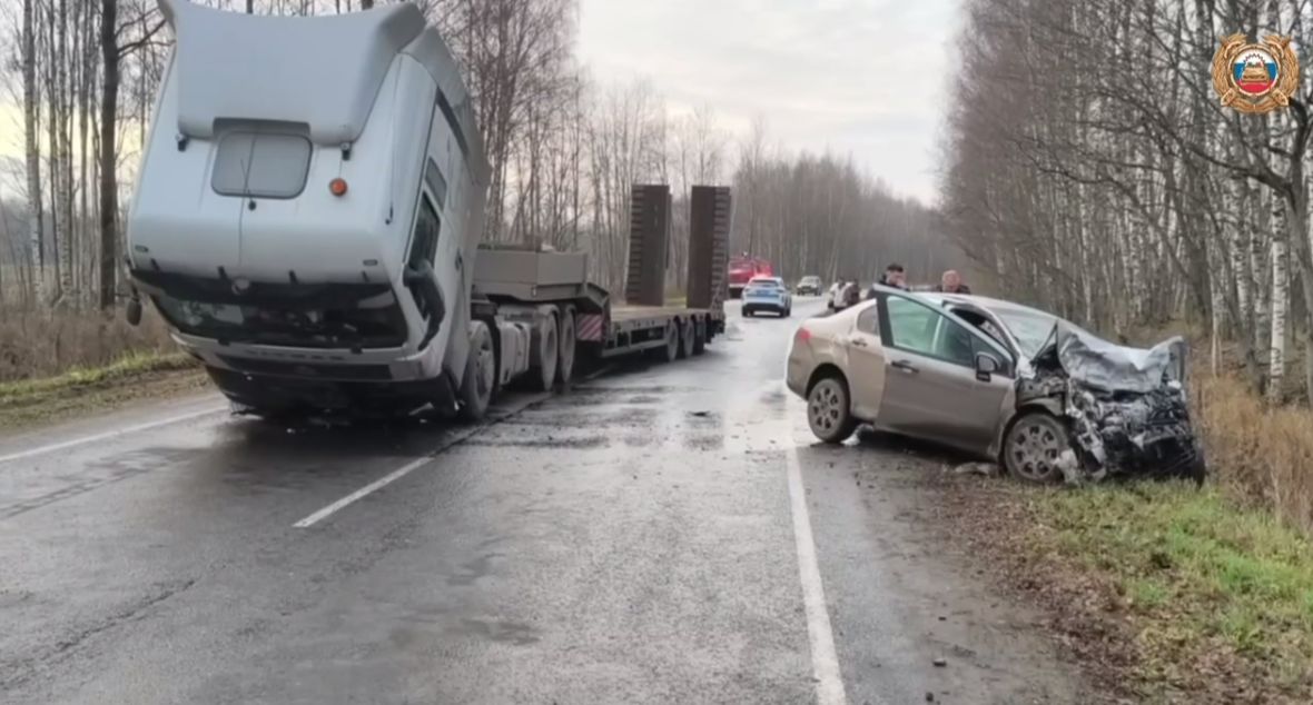 Под Рыбинском на встречке столкнулись легковушка и грузовик: один погиб, двое пострадали