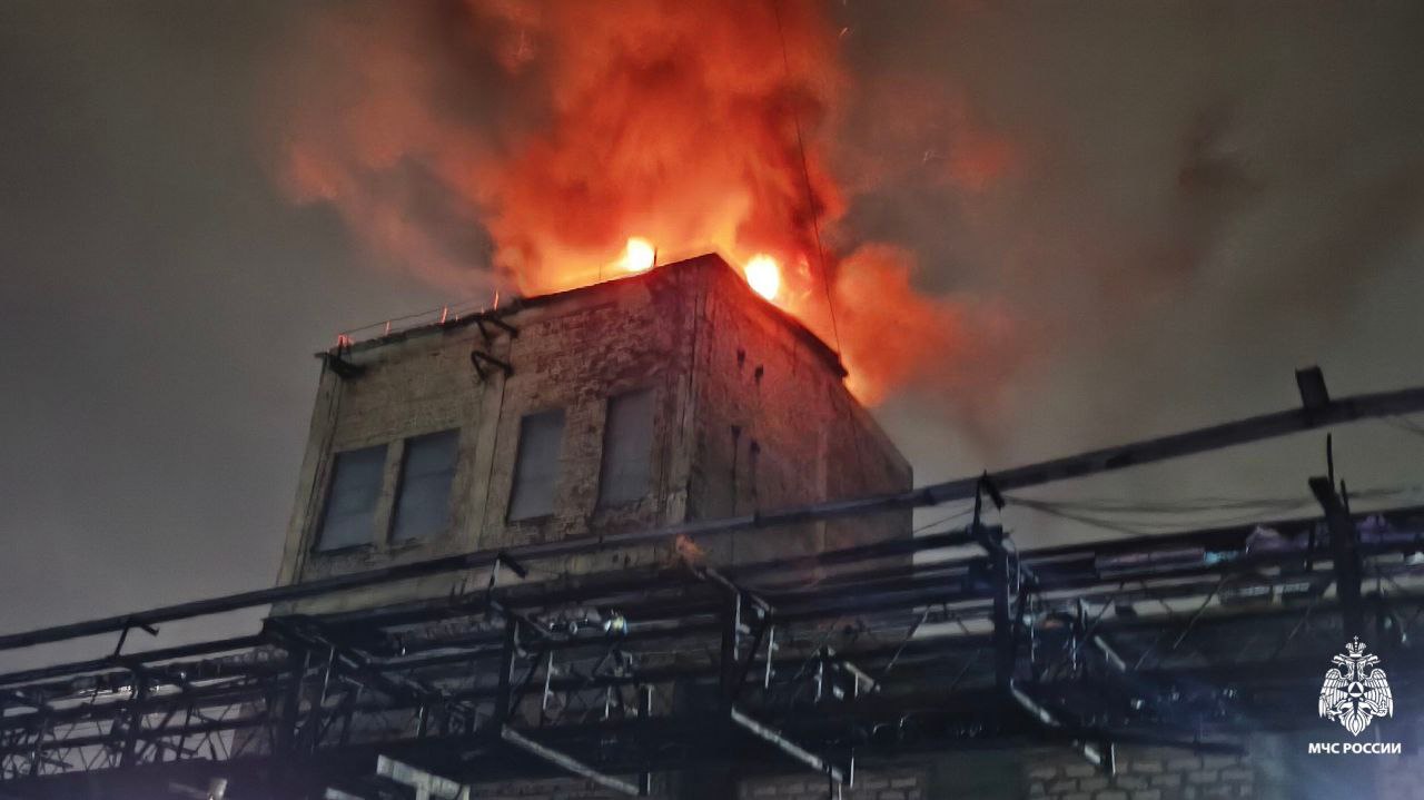 В Ярославле на бывшем заводе «Лакокраска» произошел пожар на крыше здания