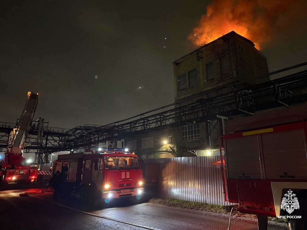 В Ярославле на бывшем заводе «Лакокраска» произошел пожар на крыше здания