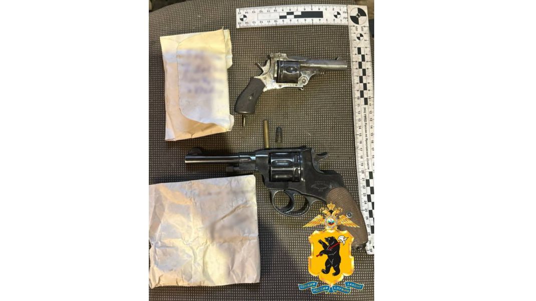 В Ярославле во время ремонта в квартире в стене нашли два револьвера с патронами
