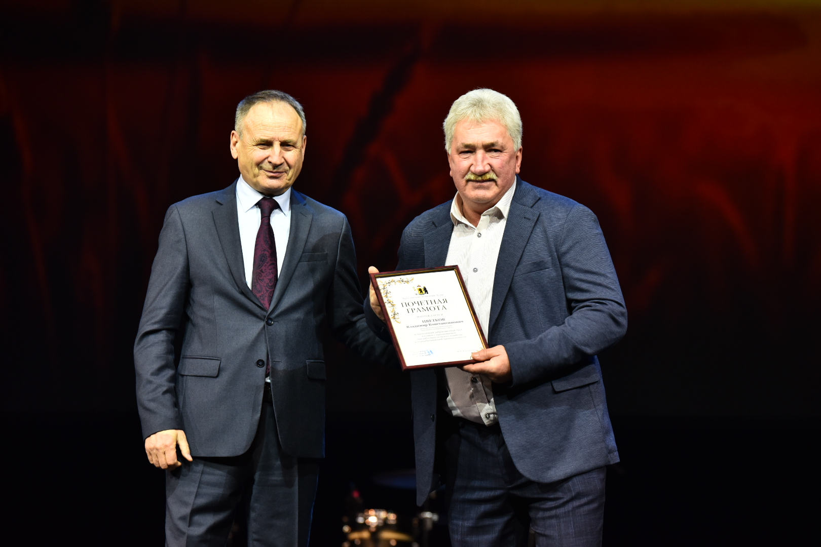 ​Михаил Евраев вручил награды работникам агропромышленного комплекса региона