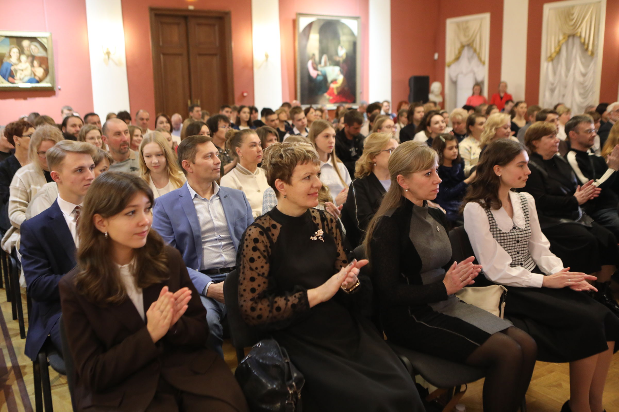 Одаренным школьникам Ярославской области вручили сертификаты на именные губернаторские стипендии