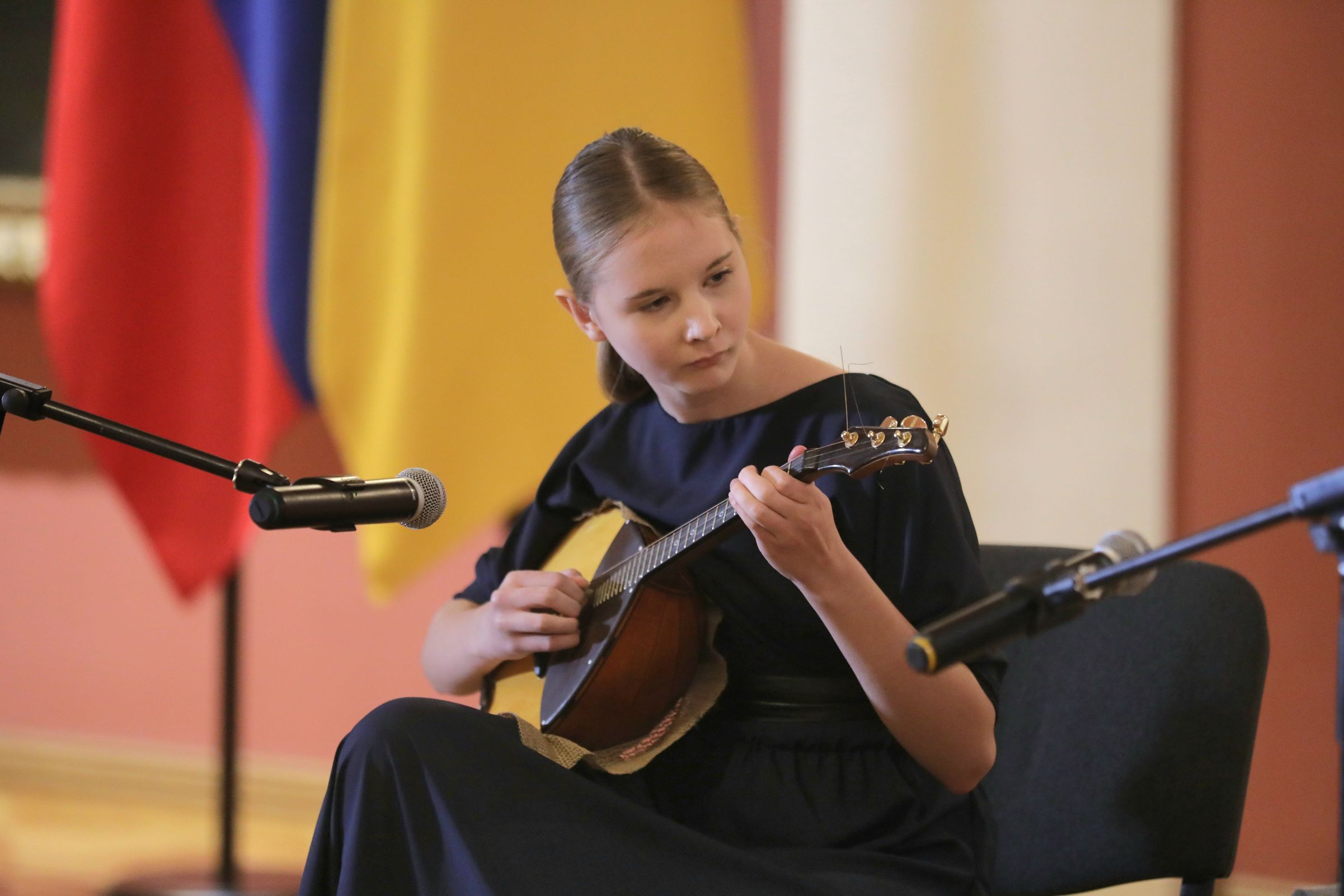 Одаренным школьникам Ярославской области вручили сертификаты на именные губернаторские стипендии