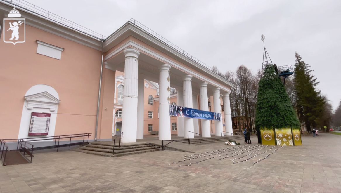 Первую новогоднюю ель устанавливают в Ярославле