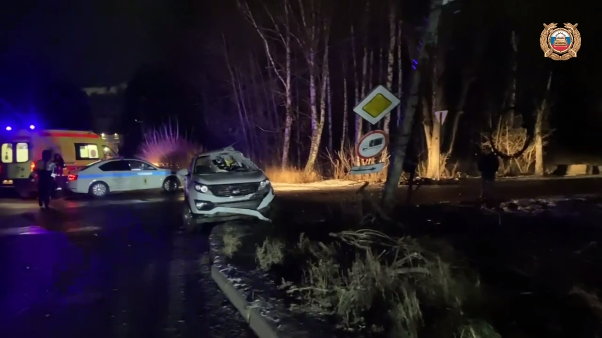 В Ярославле водитель врезался в фонарный столб и погиб