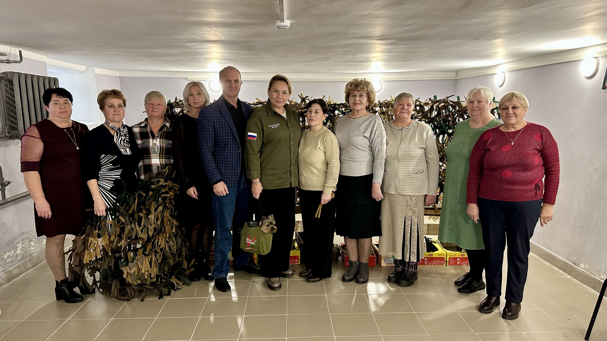 «Ходим как на работу»: жители Ярославской области плетут маскировочные сети для бойцов