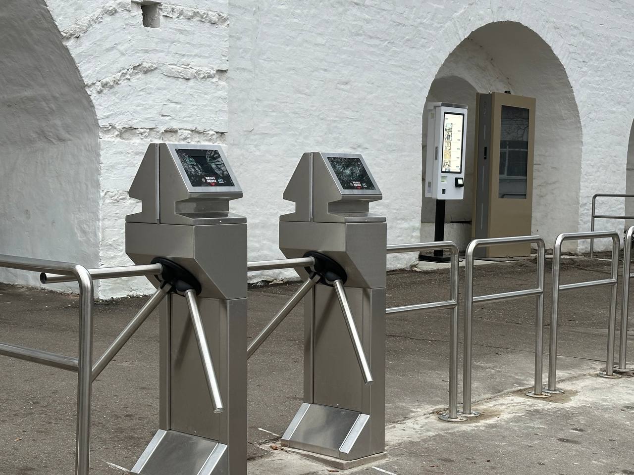 Современная система проверки билетов установлена в Ярославском кремле
