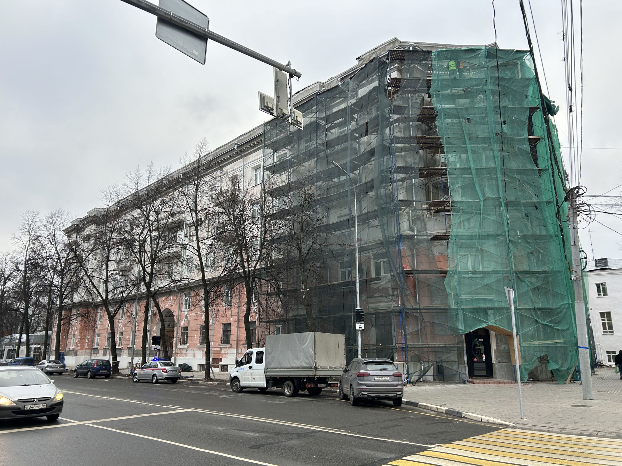 Дома в центральной части Ярославля украшают подсветкой