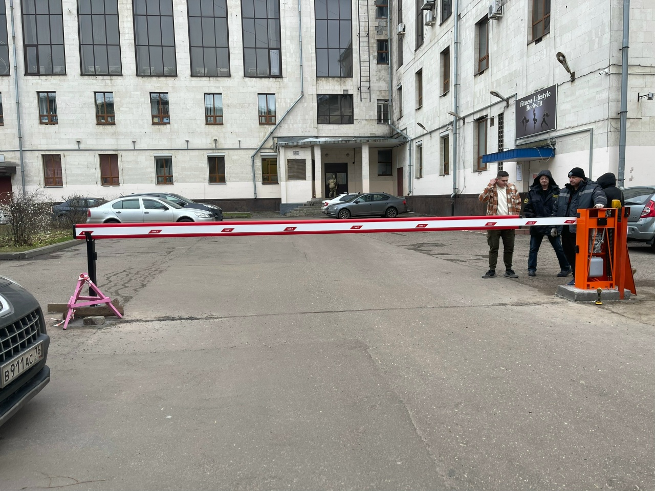 У ДК имени Добрынина в Ярославле установили шлагбаумы