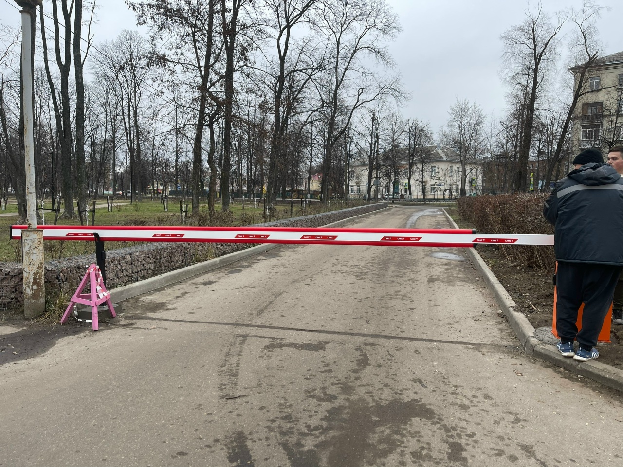 У ДК имени Добрынина в Ярославле установили шлагбаумы