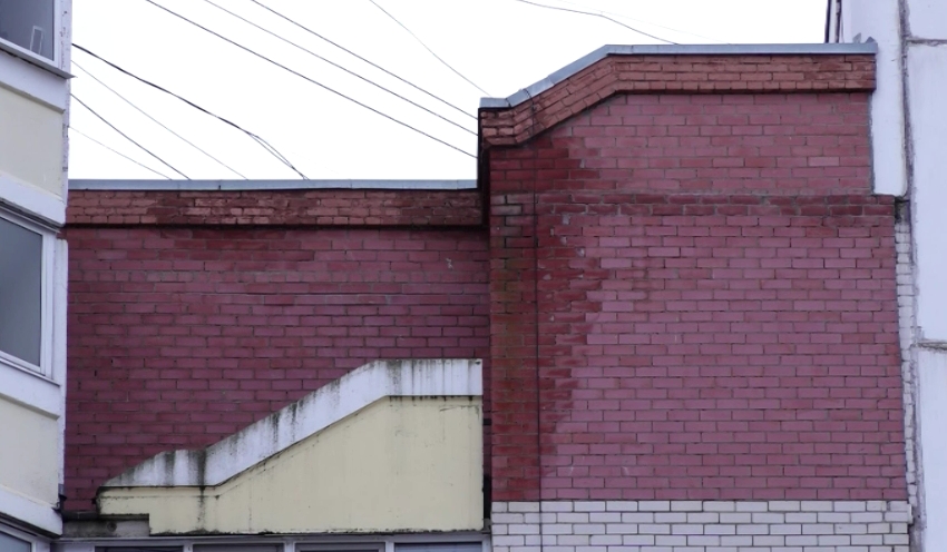 В многоэтажке Ярославля необычным методом решили проблему протечек фасада