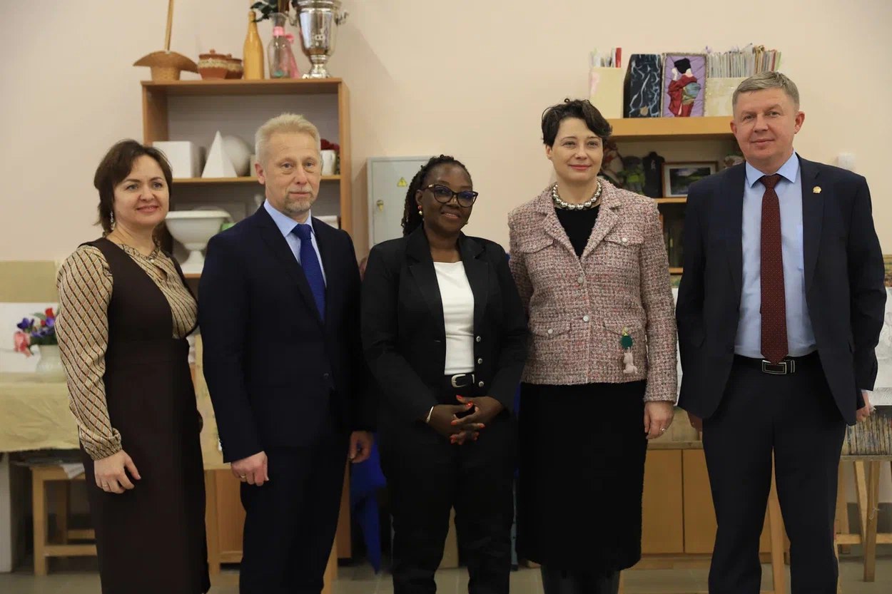 ​Руководитель лицея из Кот-д’Ивуара изучает ярославский опыт развития профобразования