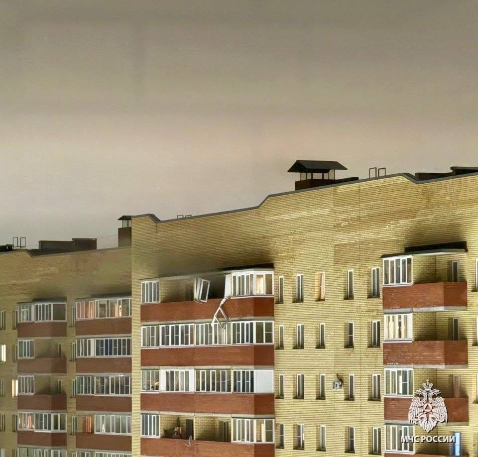 Выбило окна на лоджии: названа причина хлопка в многоэтажке под Ярославлем