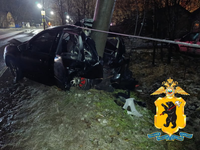 На выезде из Ярославля легковушка врезалась в опору освещения