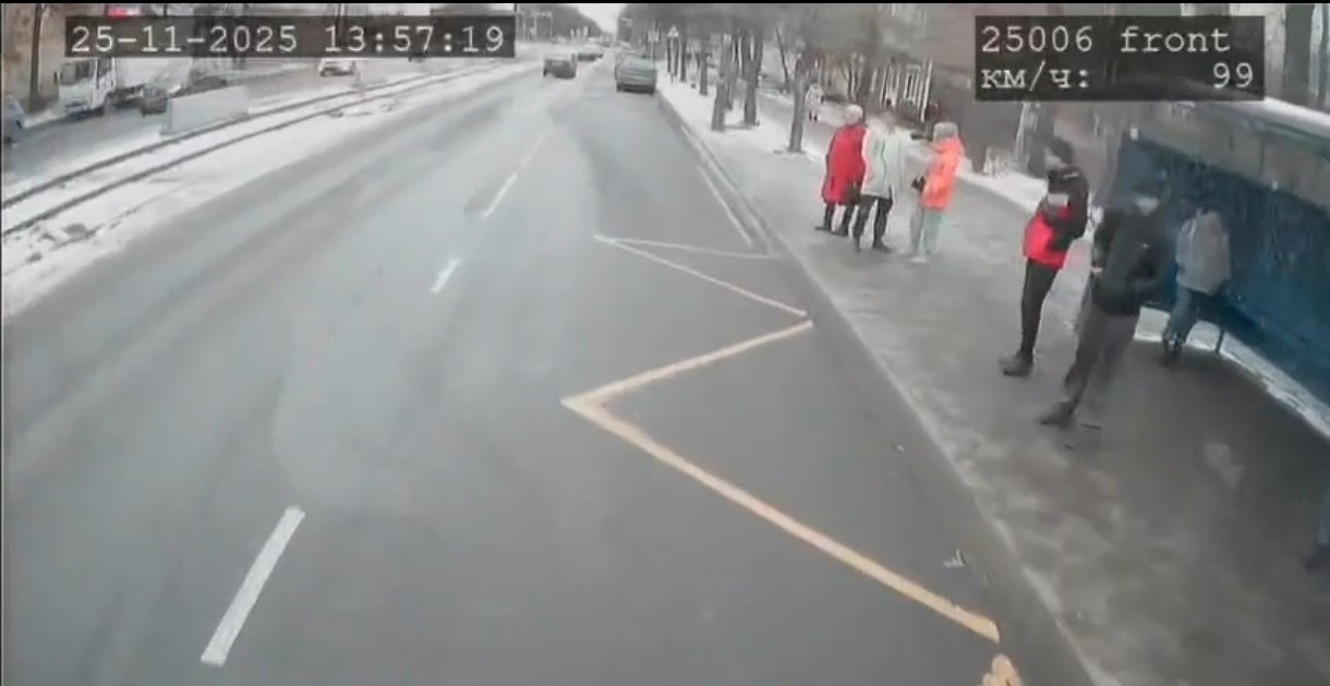 В Ярославле нашли подростка, который разбил окно электробуса