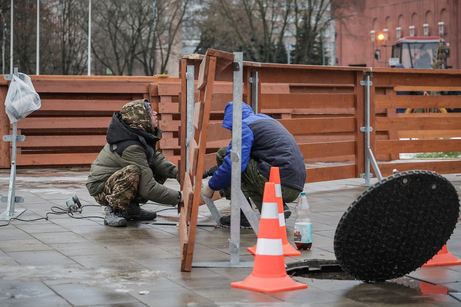 На площади Дерунова в Рыбинске установили ель и монтируют каток