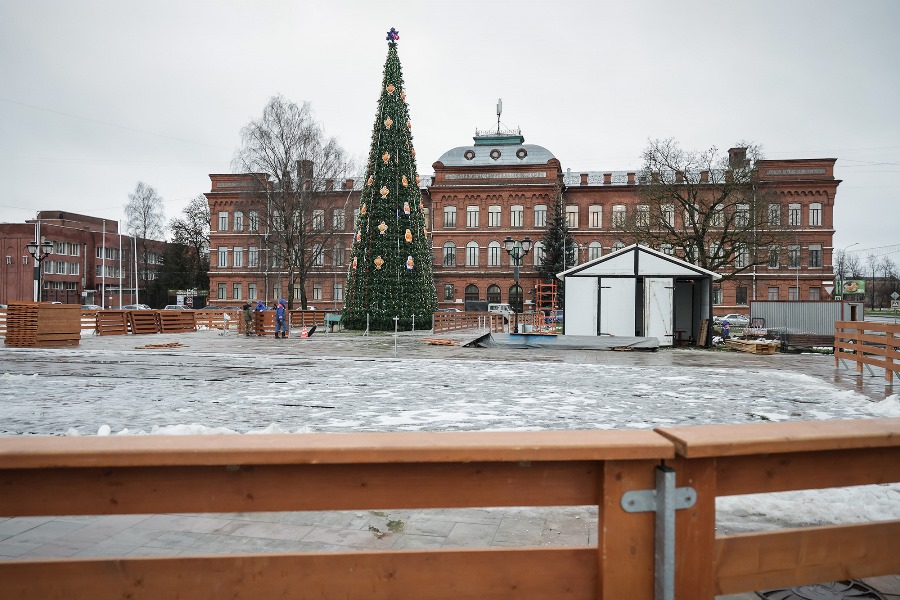 На площади Дерунова в Рыбинске установили ель и монтируют каток
