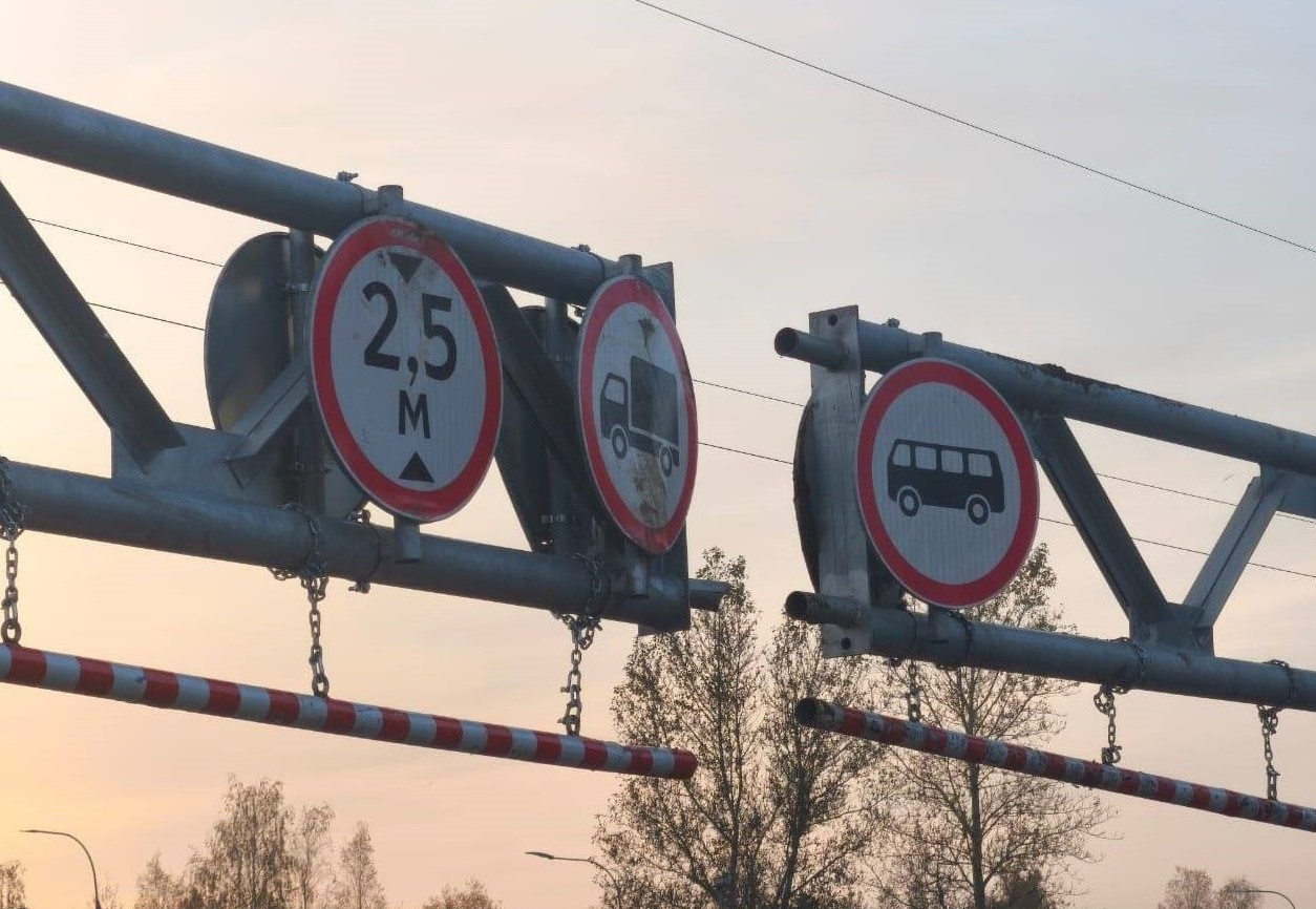 Ограничители высоты для большегрузов устанавливают в Ярославле