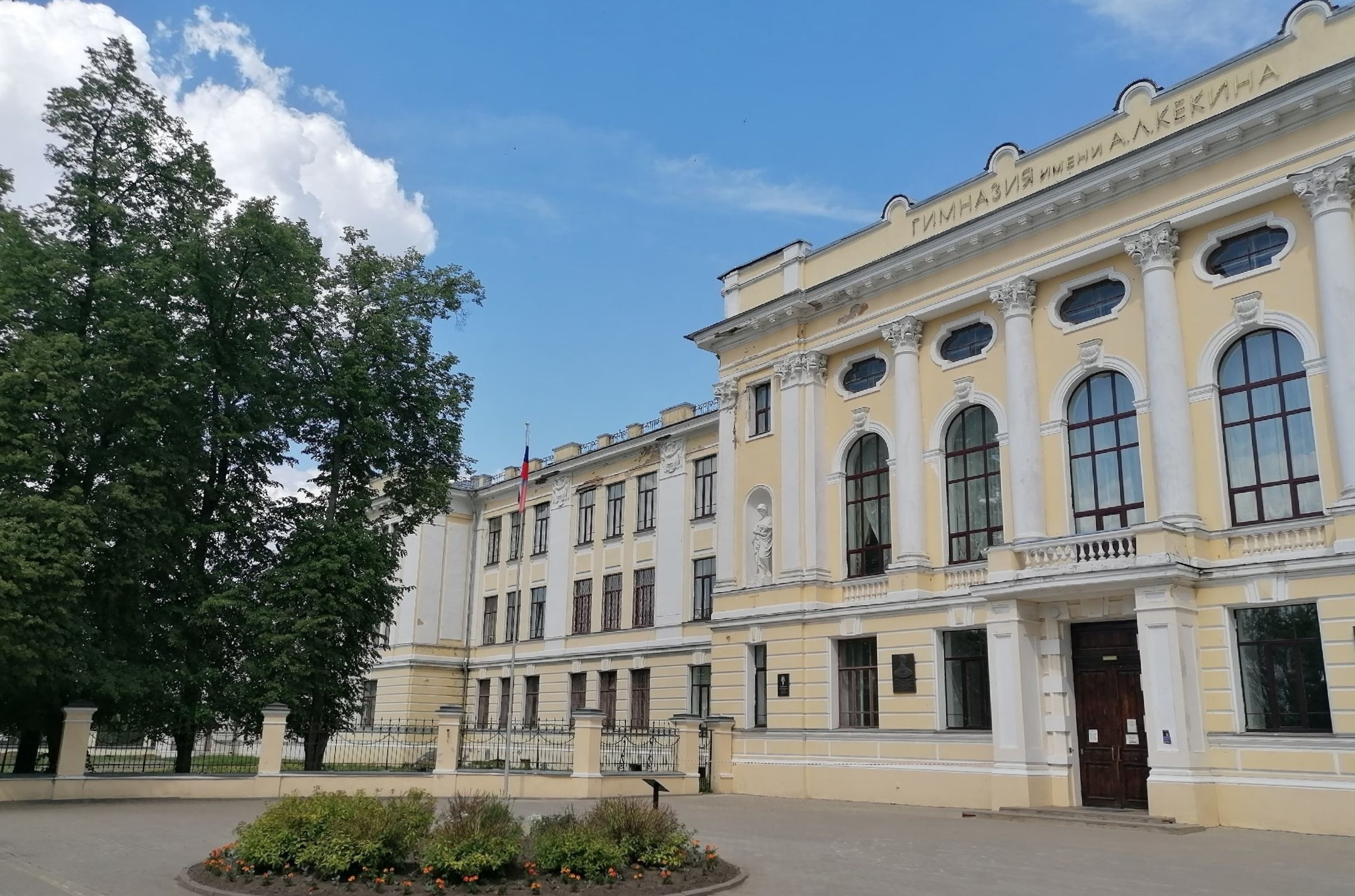 Завершен ремонт большого спортивного зала гимназии имени Кекина в Ростове Великом