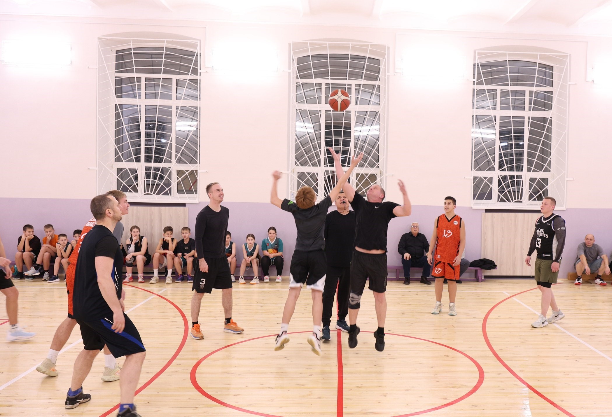 Завершен ремонт большого спортивного зала гимназии имени Кекина в Ростове Великом