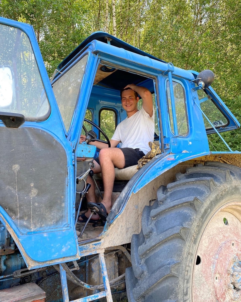 В Ярославской области молодой человек предпочел деревню городу и стал фермером-блогером